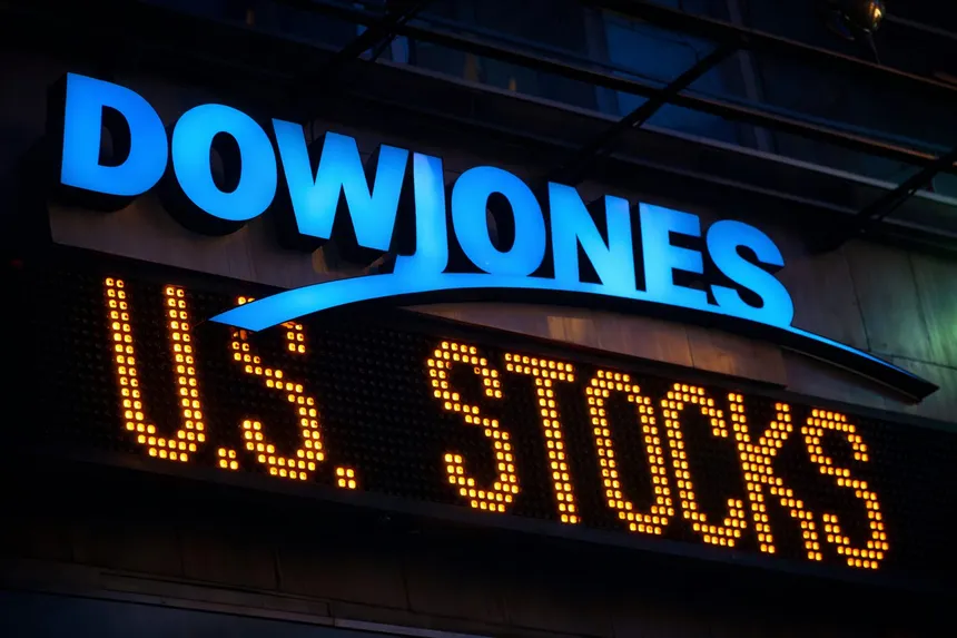 Dow Jones Navigates Divergence: Defensive Bid Masks Tech Lag